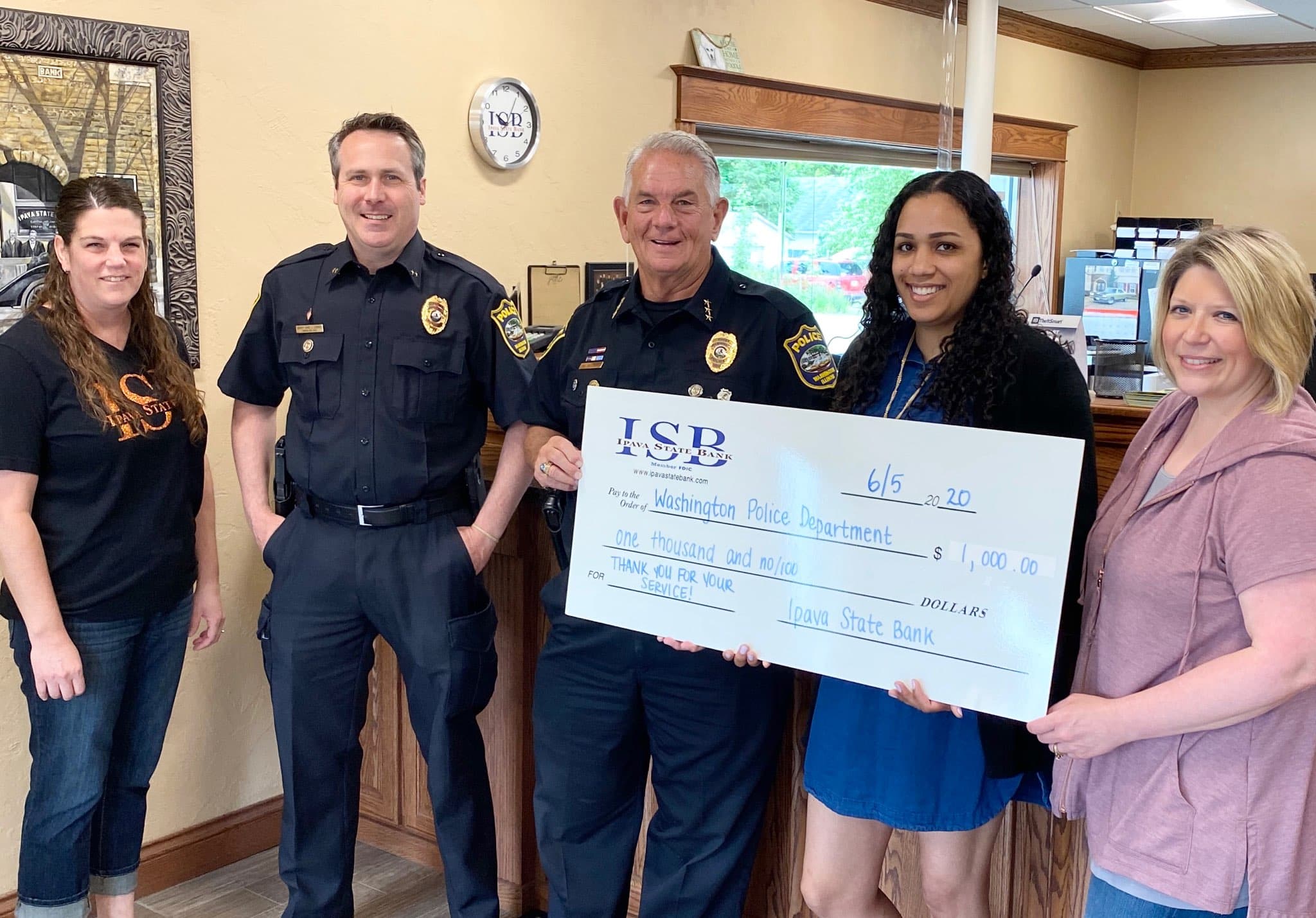 Ipava State Bank donating to police department